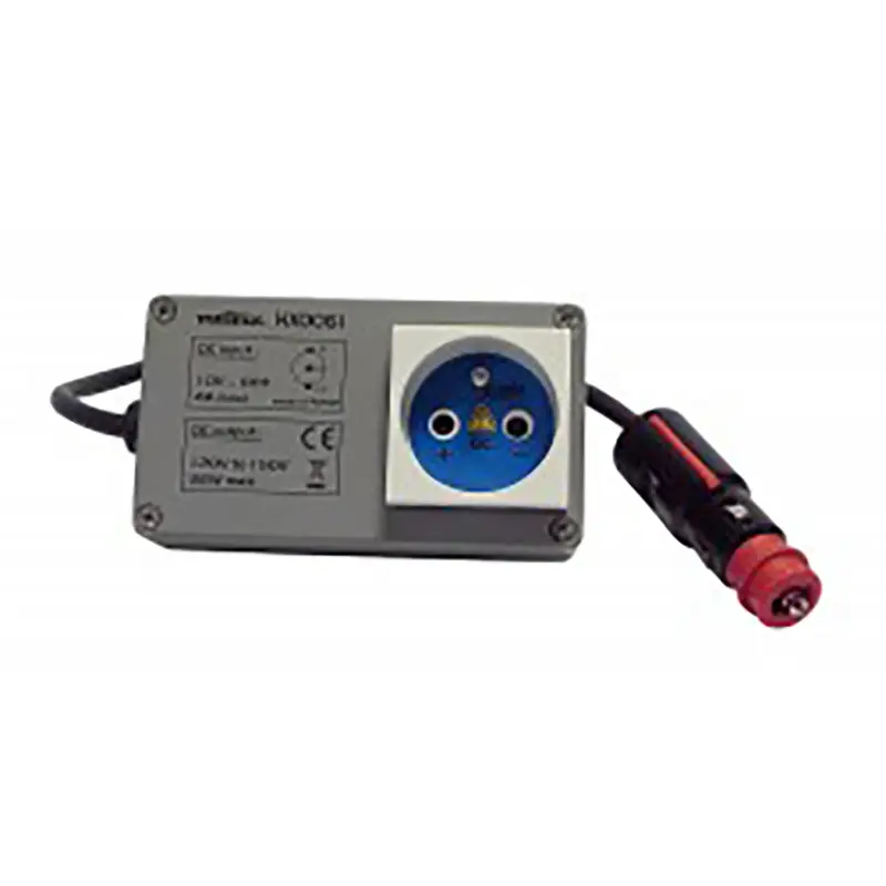Adapter zur Stromversorgung über KFZ-Zigarettenanzünder mit DC-Eingang und Ausgangsanschluss.