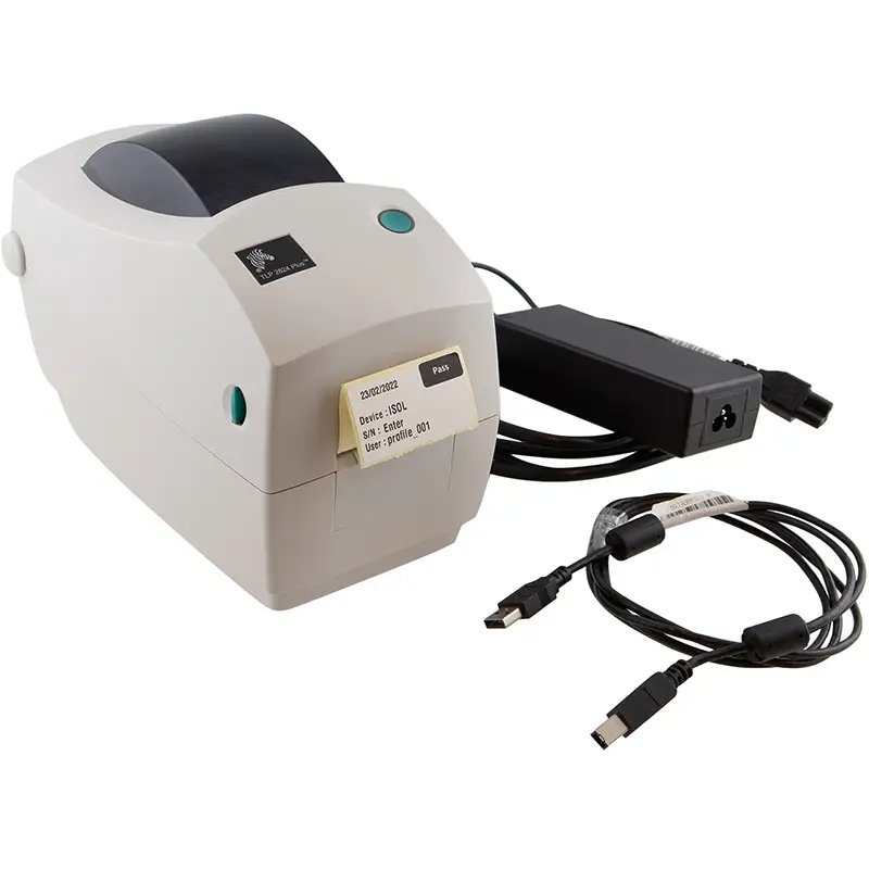Kompakter Aufkleber-Drucker mit sichtbarem Etikett, Netzteil und USB-Kabel für Datenübertragung.