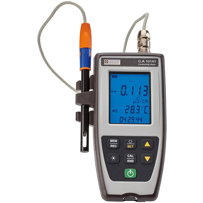 Tragbares Leitfähigkeitsmessgerät CA 10141 mit angeschlossenem Sensor und Messwerten auf dem Display