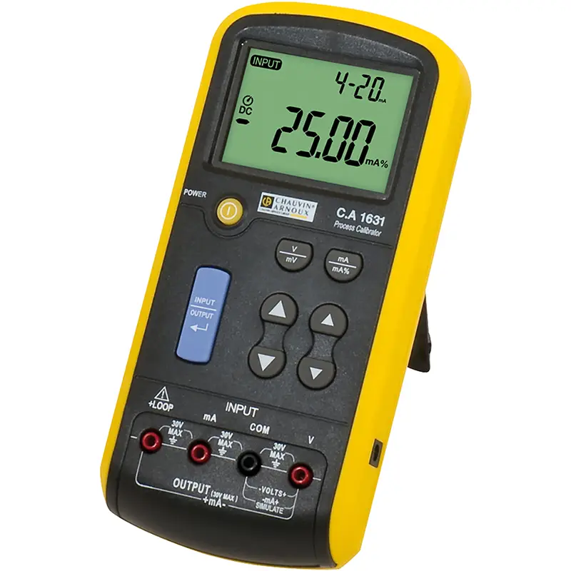 Kalibrator CA 1631 für Prozesssignale mit beleuchtetem Display und Anschlüssen im robusten Gehäuse