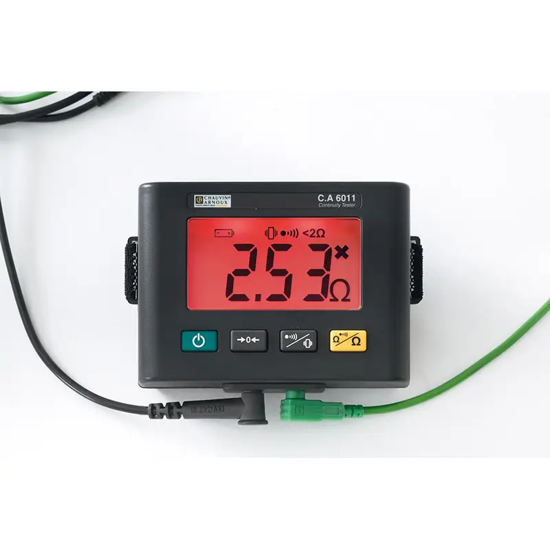 Durchgangsprüfer CA 6011 mit sichtbarem Display, Tasten und farbigen Kabelanschlüssen