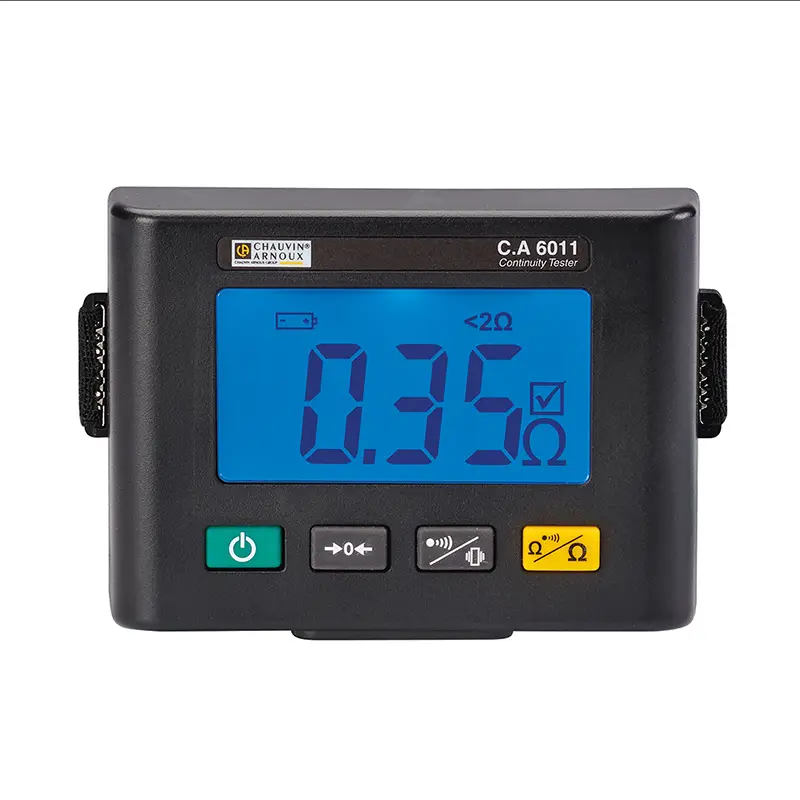 Tragbarer Durchgangsprüfer CA 6011 mit blau beleuchtetem Display und Bedienelementen