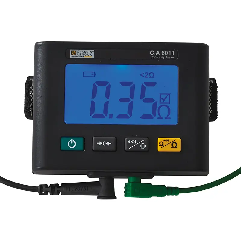Durchgangsprüfer CA 6011 mit blau beleuchtetem Display und angeschlossenen Testleitungen