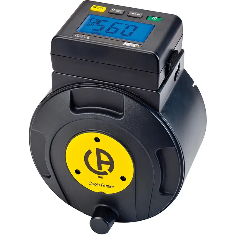 Tragbarer Durchgangsprüfer CA 6011 mit digitalem Display und Bedienelementen auf Kabelhalter