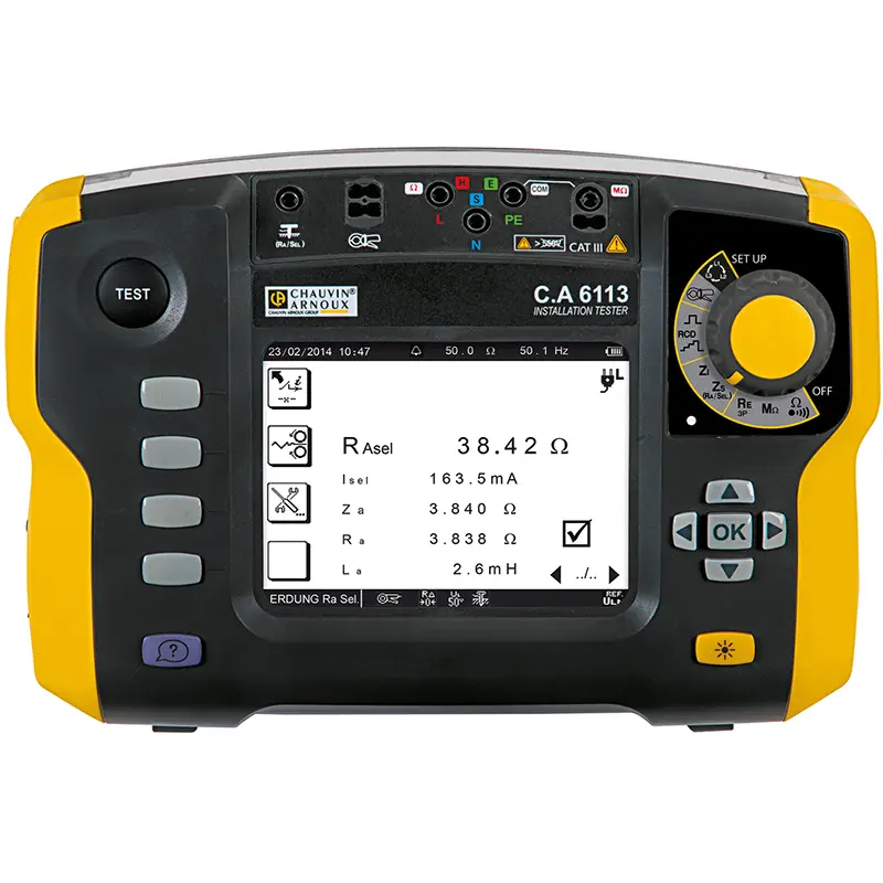 Installationstester CA 6113 mit Farbdisplay, Bedientasten und Messbuchsen für elektrische Installationsprüfungen.