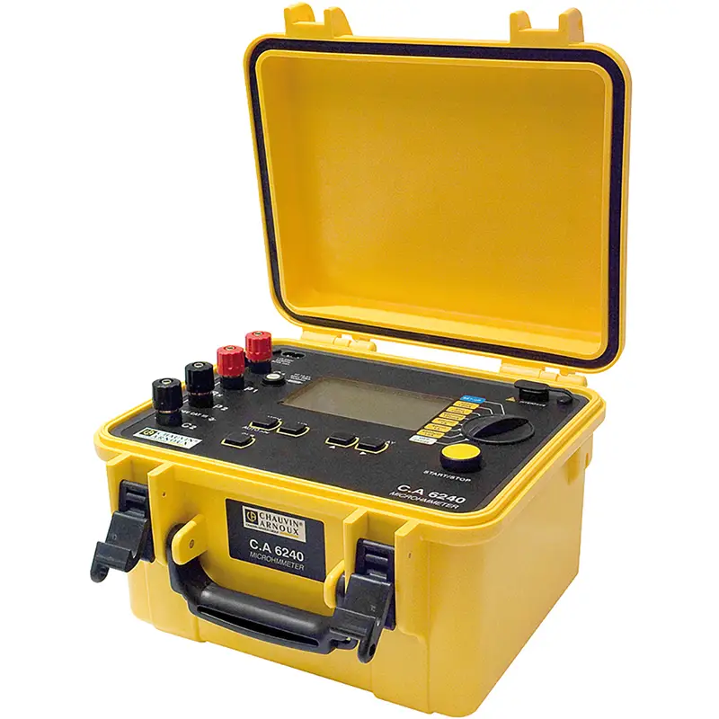Tragbares Mikroohmmeter CA 6240 mit digitaler Anzeige und Bedienelementen in gelber Schutzbox