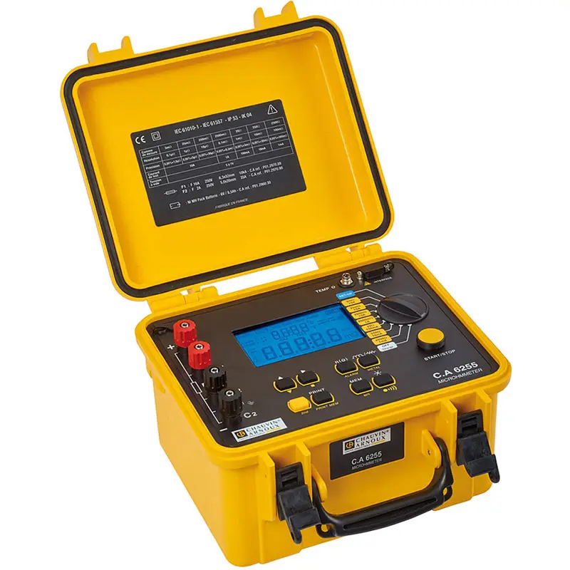 Tragbares Micro-Ohmmeter CA 6255 mit blauem Display und sichtbaren Anschlüssen im geöffneten Gehäuse