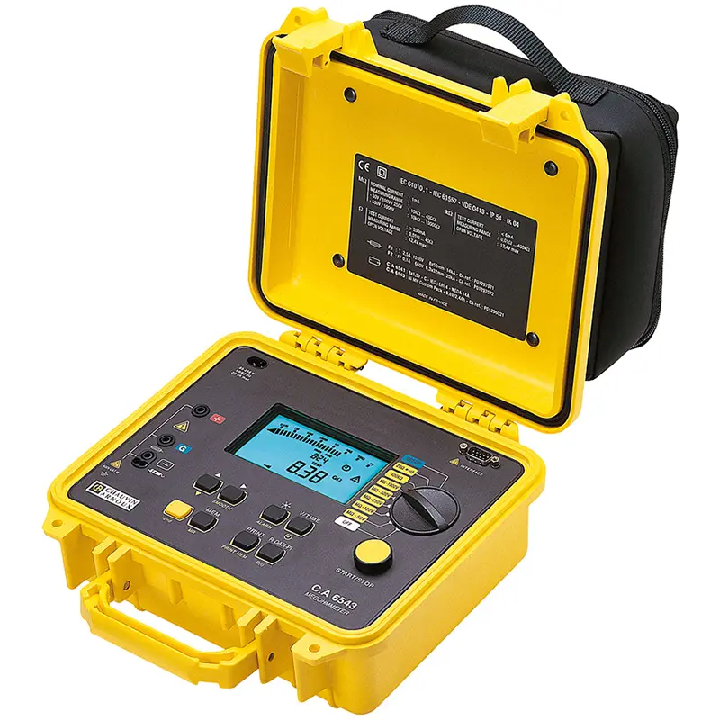 Tragbares Isolationsmessgerät CA 6543 mit geöffnetem Display und Bedienfeld in robuster Schutzhülle.