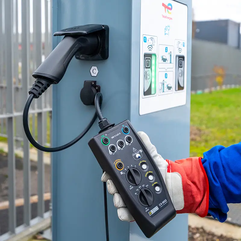 EVSE-Prüfadapter CA 6652 für Typ-2-AC-Ladestationen in Anwendung mit angeschlossenem Stecker