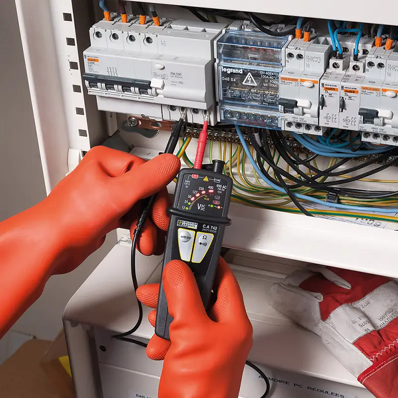 Spannungsprüfer CA 742 mit Prüfspitzen bei der Messung in einem Schaltschrank