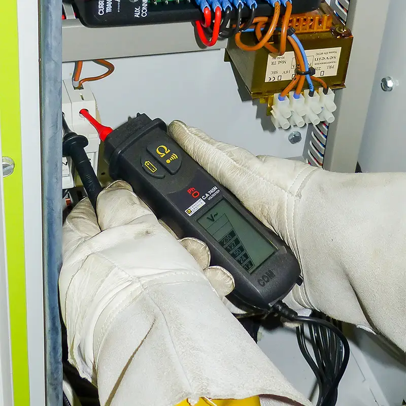 Spannungsprüfer CA 745N bei der Messung von Spannungen in einem Schaltschrank