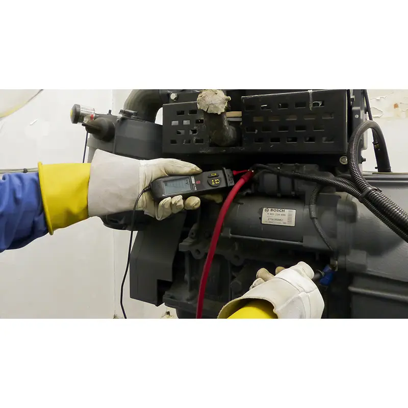 Spannungsprüfer CA 745N zur Messung an einem Motor mit Schutzhandschuhen und -brille
