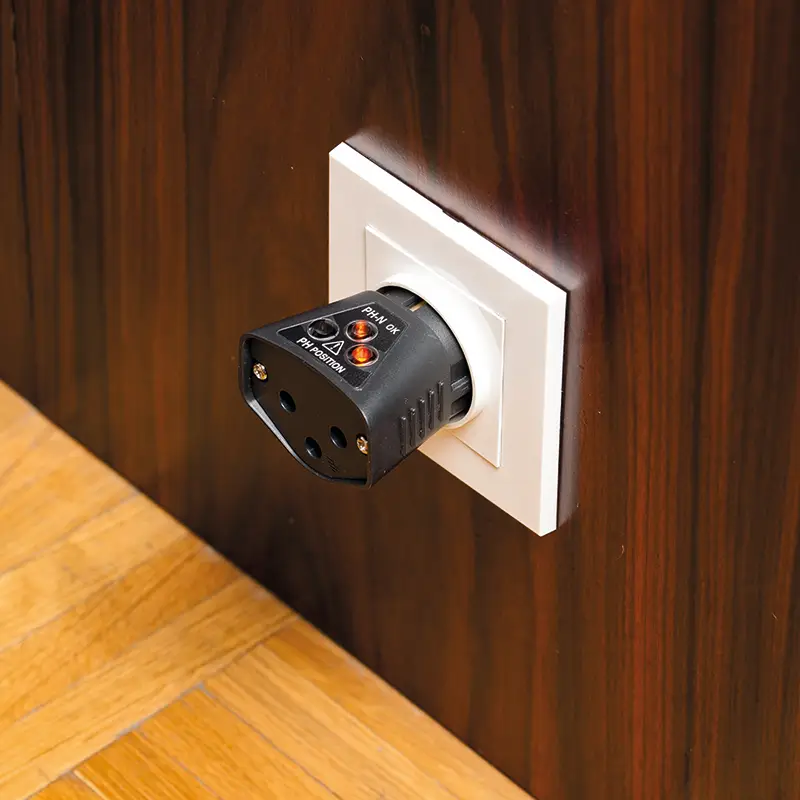 Messadapter CA 753 für Schutzkontakt-Steckdosen mit Anschlüssen und Kontrollleuchten