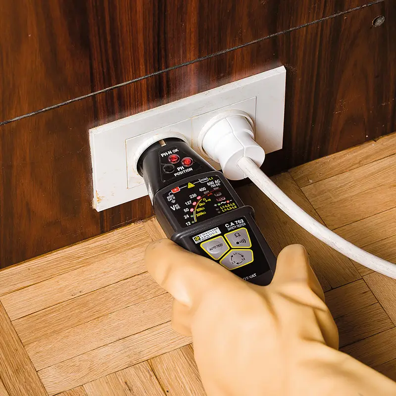 Spannungsprüfer CA 762 mit IP2X-Prüfspitzen bei Messung an einer Steckdose mit angezeigten Messwerten