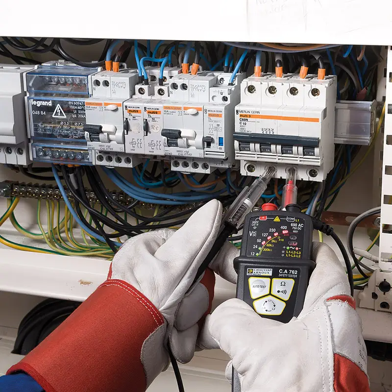 Spannungsprüfer CA 762 mit IP2X-Prüfspitzen bei Messung an Schaltschrankkomponenten