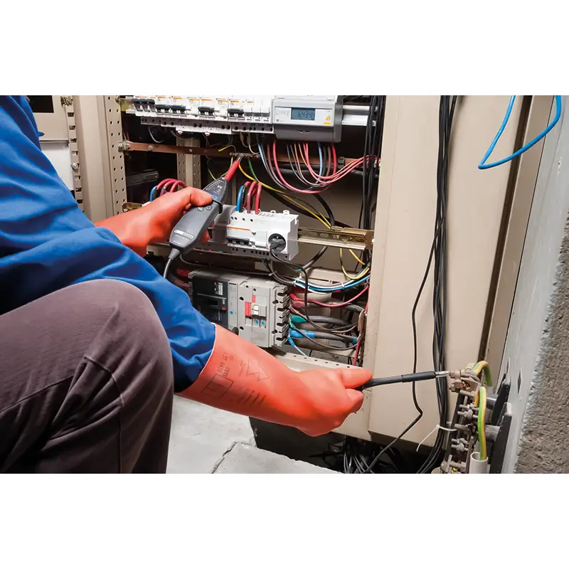 Spannungsprüfer CA 773 wird zur Messung an elektrischen Komponenten in einem Schaltschrank verwendet