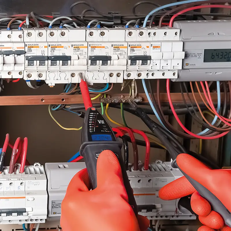 Spannungsprüfer CA 773 zeigt 230 V bei Messung an einem Schaltschrank an