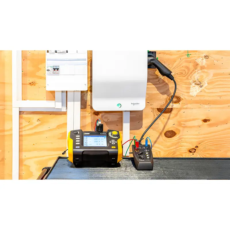 EVSE-SET bestehend aus Prüfgeräten CA 6652, CA 6117, DataView und CA 762 IP2X in realer Anwendungsumgebung