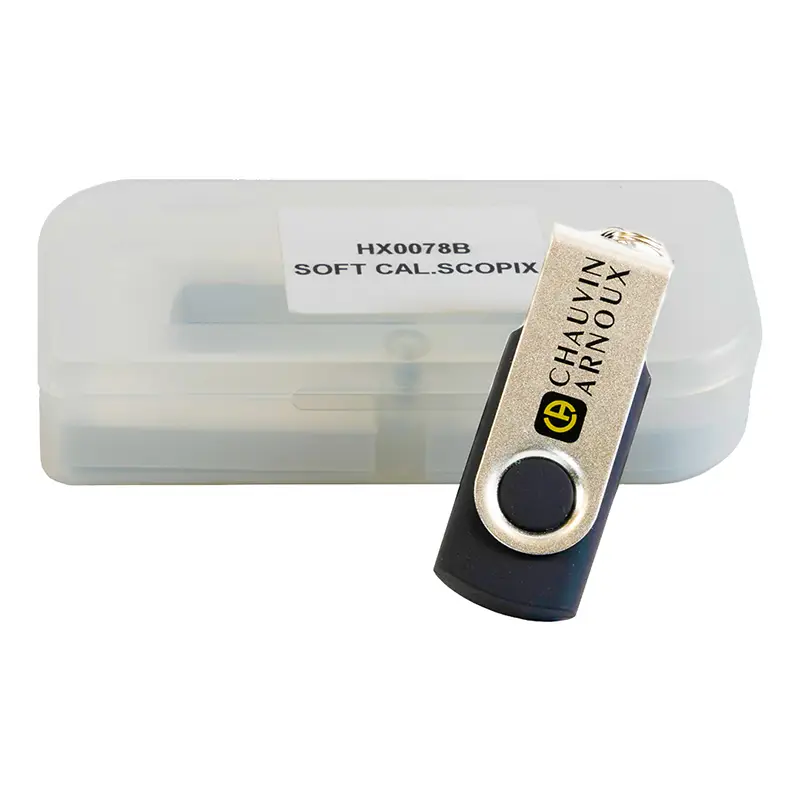 USB-Stick und Etui mit Kalibriersoftware für Oszilloskope der Serie SCOPIX zur Gerätejustierung.