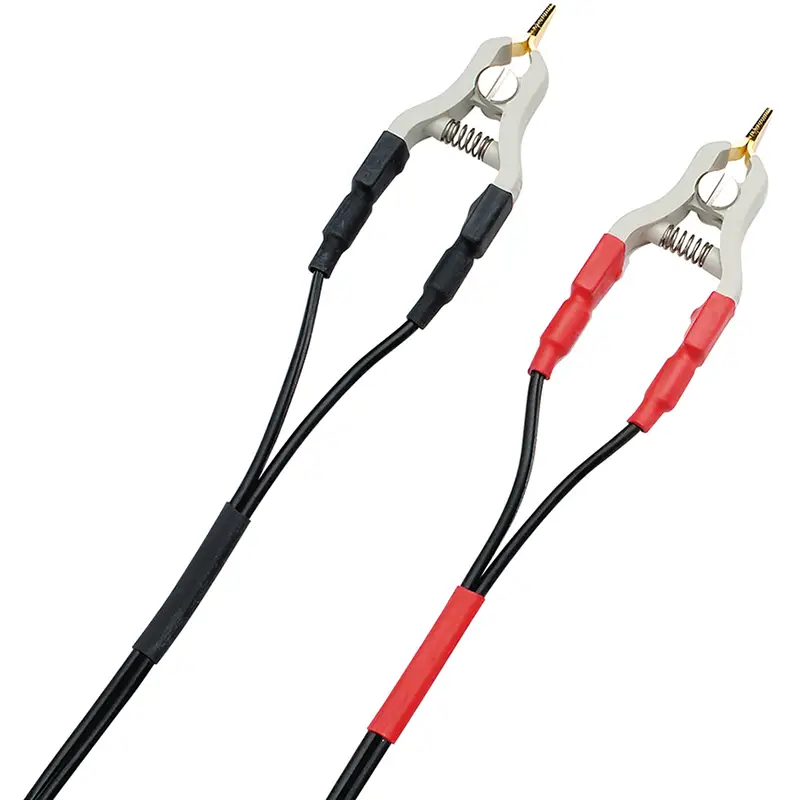 Mini-Kelvin-Klemmen mit Metallspitzen und farbcodierten Griffen für Mess- und Prüftechnik.