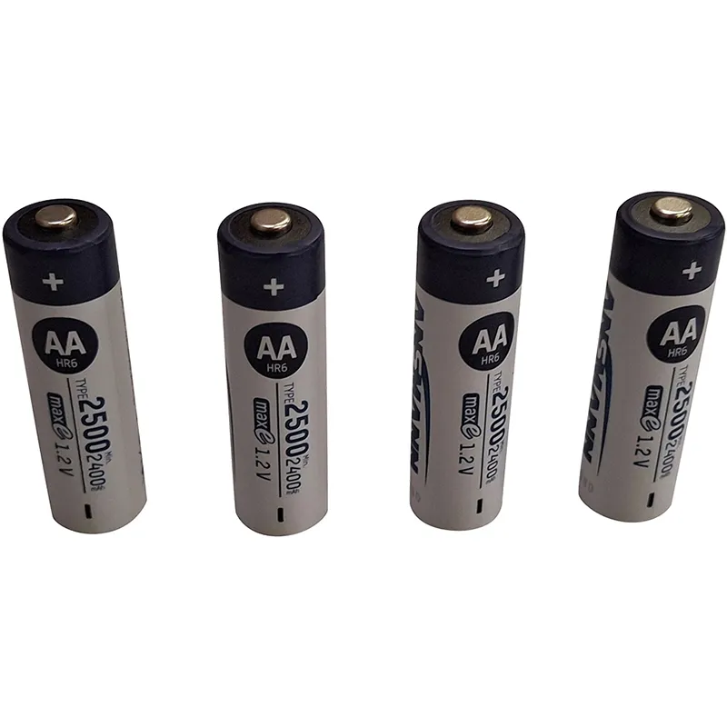Satz von vier Ni-MH-Akkus AA HR6 mit 2500 mAh Kapazität und sichtbaren Polen.