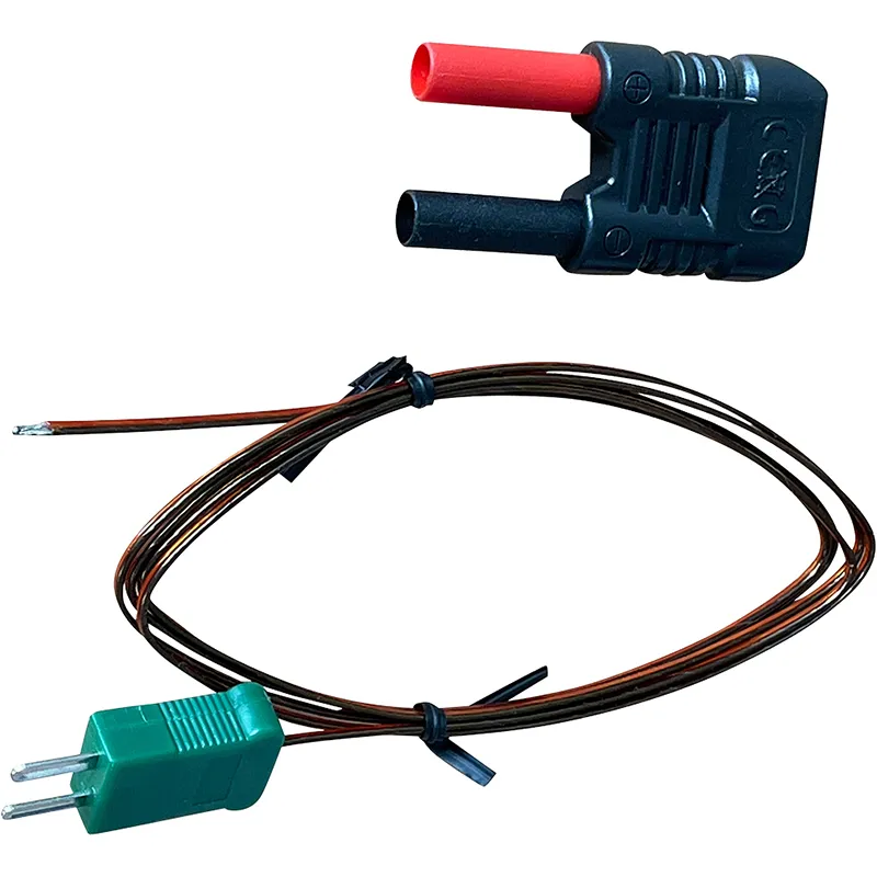 Thermoelementadapter mit roten und schwarzen Bananensteckern sowie Temperaturfühler Typ K mit grünem Anschlussstück.