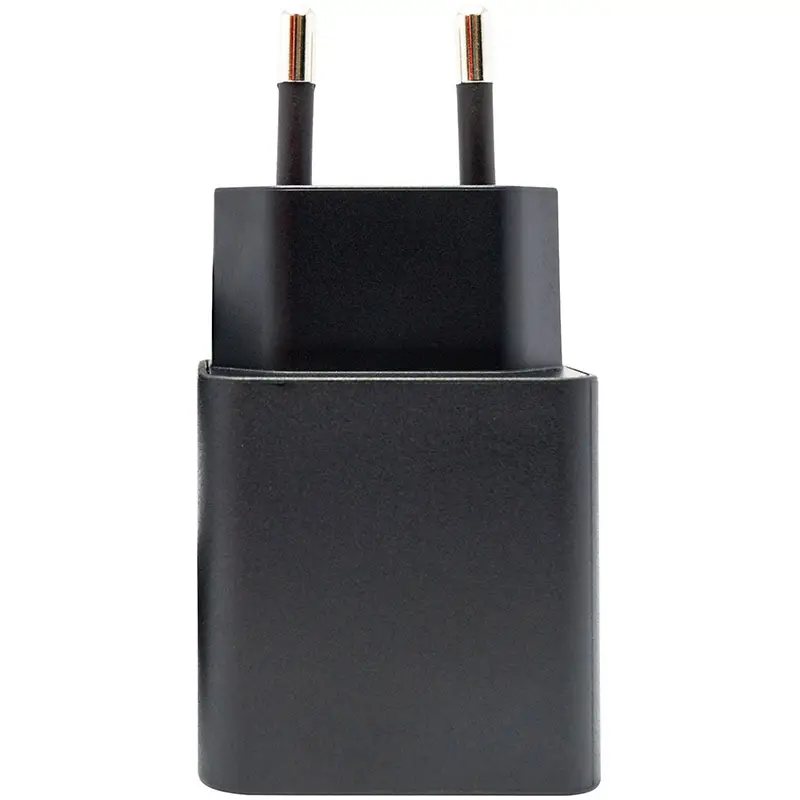 USB-Netzadapter mit zwei Steckern für Standardsteckdosen zum Laden von Messgeräten.