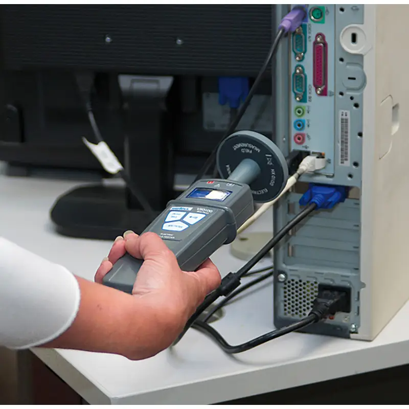 Feldstärkenmesser VX 0100 zur Messung elektrischer Felder bei 100 kHz, per Kabel mit Computer verbunden.