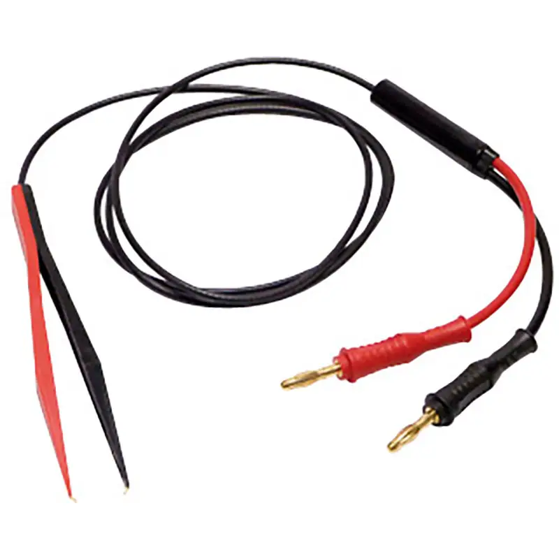 Schwarze und rote SMD-Zange mit Koaxialkabel und Bananensteckern für Bauteilmessungen.